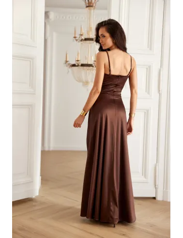 Salma – brązowa satynowa sukienka maxi z kopertowym dekoltem | Roco Fashion