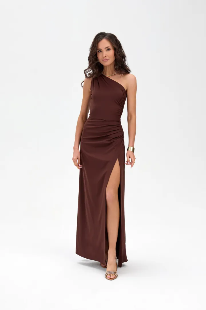 Evienne – Asymmetrisches Maxikleid mit Raffungen und Beinschlitz in Braun | Roco Fashion