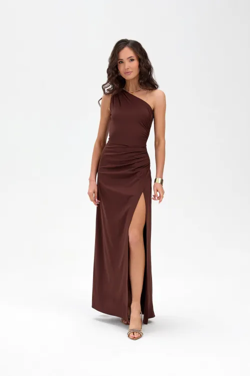 Evienne – Asymmetrisches Maxikleid mit Raffungen und Beinschlitz in Braun | Roco Fashion