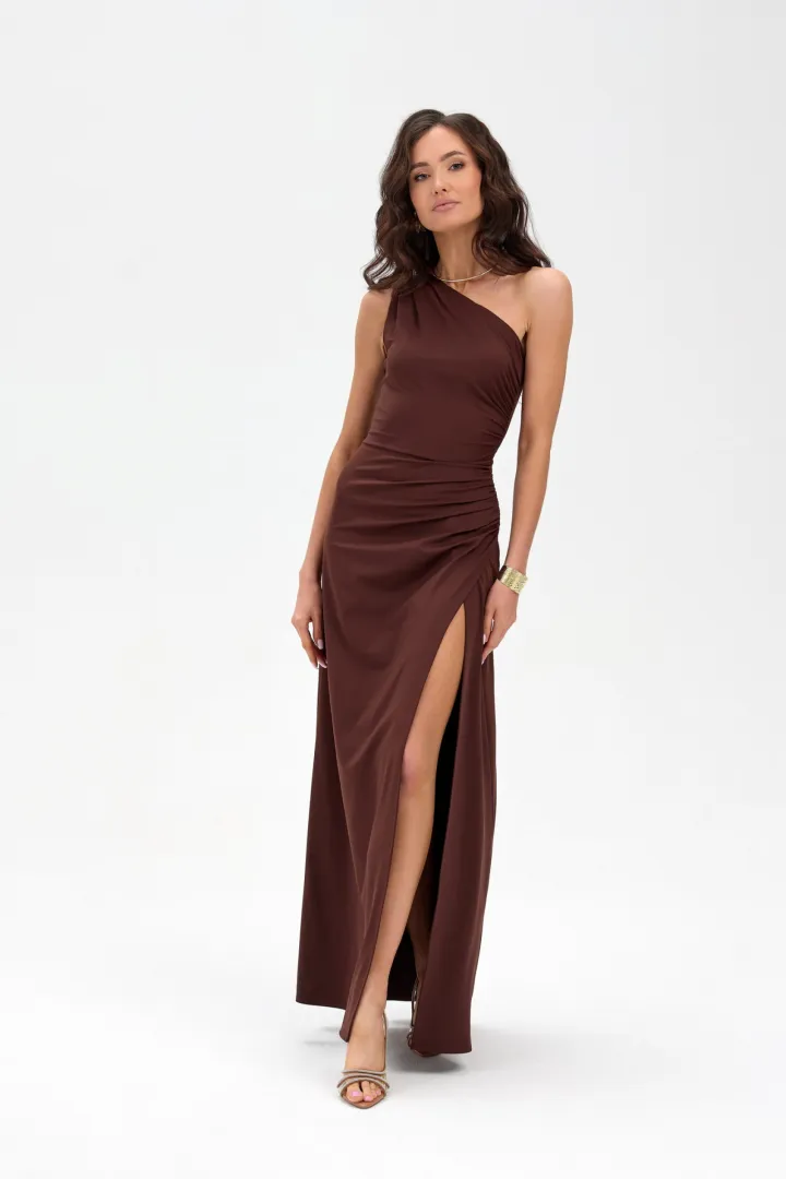 Evienne - Asymmetrisches Maxikleid mit Raffungen und Beinschlitz in Braun