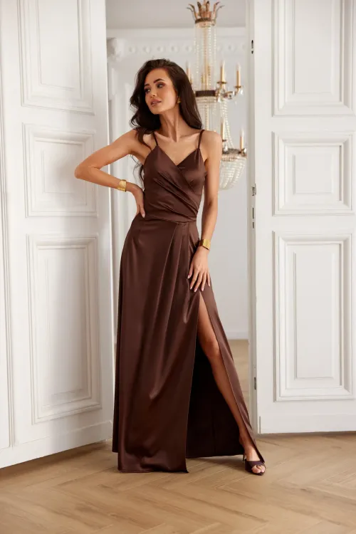 Salma – brązowa satynowa sukienka maxi z kopertowym dekoltem | Roco Fashion