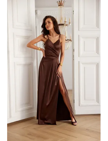 Salma – brązowa satynowa sukienka maxi z kopertowym dekoltem | Roco Fashion