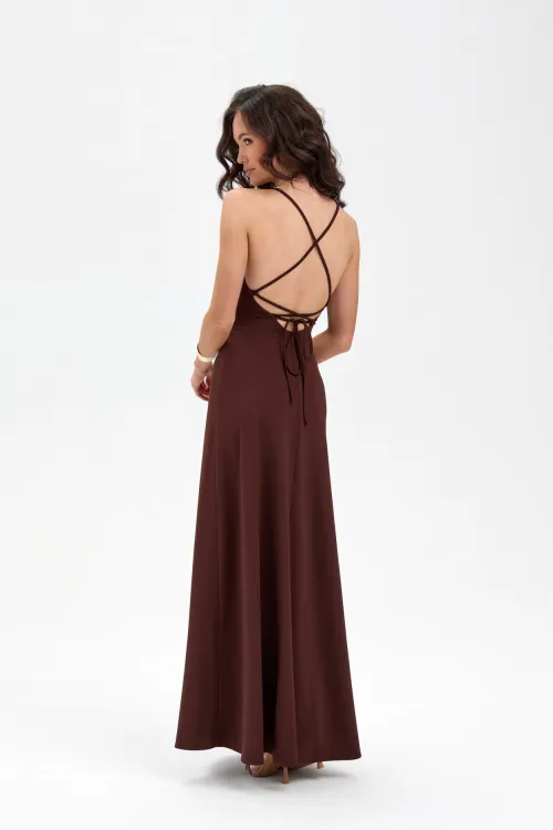 Isadora – długa sukienka maxi z odkrytymi plecami i wiązaniem brązowa | Roco Fashion