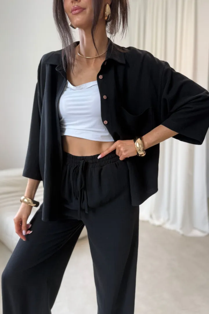 Rosalise – Luftige Hemdbluse mit Brusttasche in Schwarz| Roco Fashion