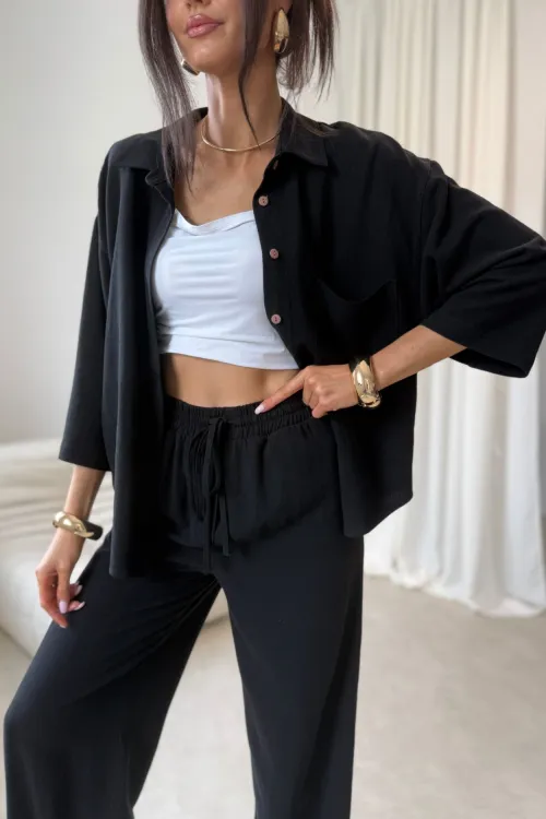 Rosalise – Luftige Hemdbluse mit Brusttasche in Schwarz| Roco Fashion