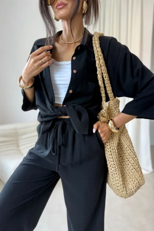 Rosalise - Luftige Hemdbluse mit Brusttasche in Schwarz