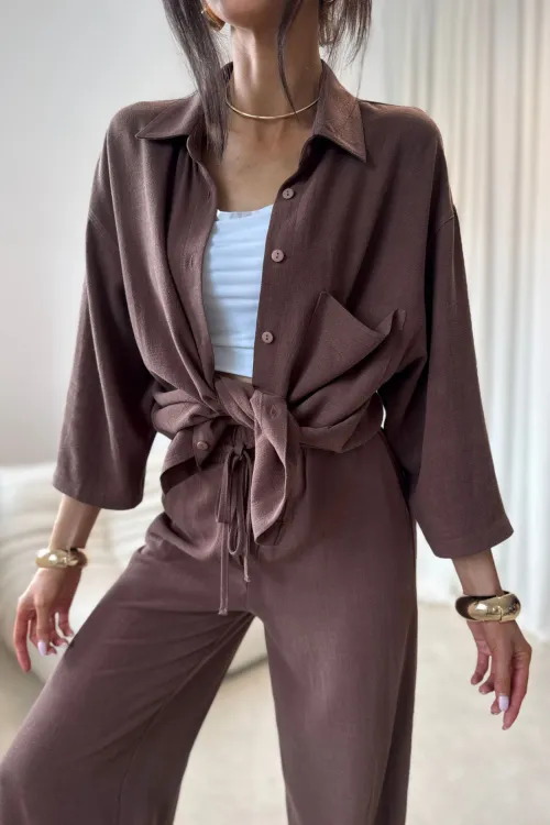 Rosalise – Luftige Hemdbluse mit Brusttasche in Braun| Roco Fashion