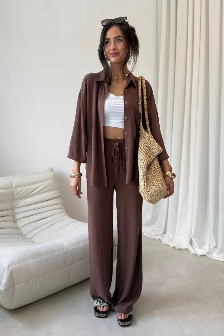 Malmo – Weite Hose mit Bindegürtel und elastischem Bund in Braun| Roco Fashion