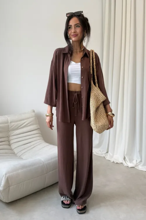 Malmo – Weite Hose mit Bindegürtel und elastischem Bund in Braun| Roco Fashion