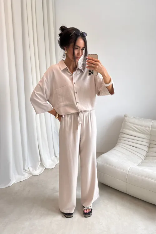 Malmo – Weite Hose mit Bindegürtel und elastischem Bund in hell Beige| Roco Fashion