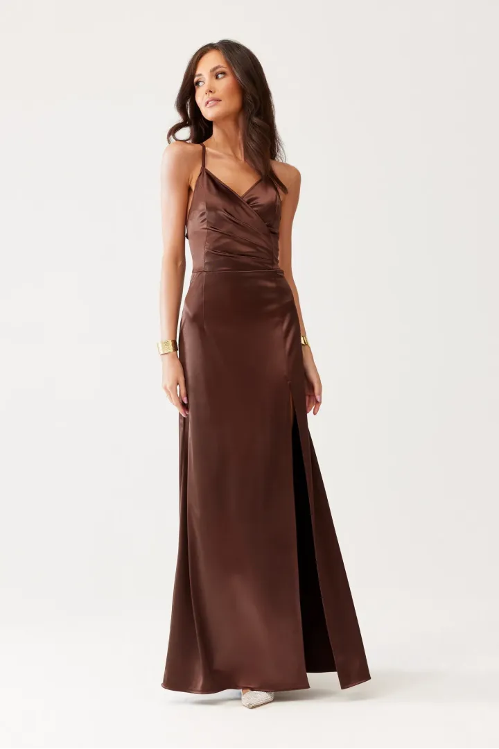 Alessandra - Langes Satin Abendkleid mit Spaghettiträgern, Rückenschnürung und Beinschlitz in Braun