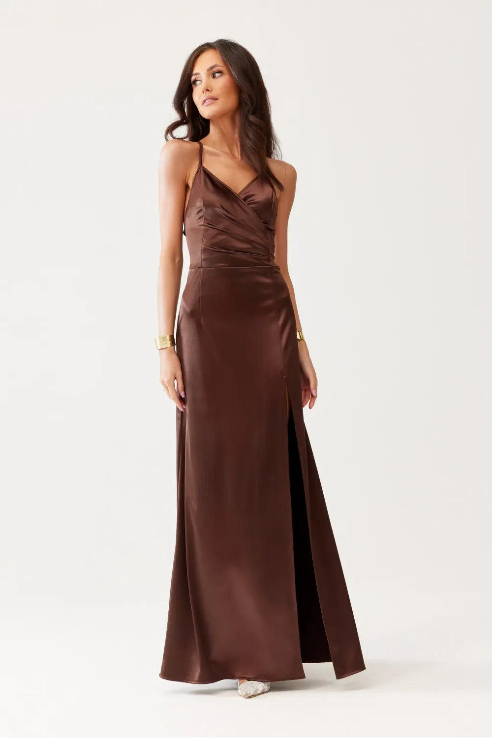 Alessandra – brązowa satynowa sukienka maxi z wycięciem na plecach | Roco Fashion