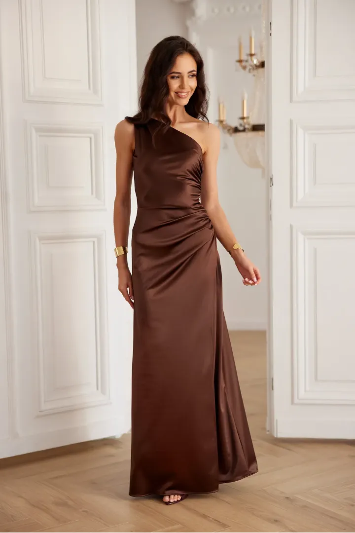 Inez - elegantes One-Shoulder Maxikleid mit Schlitz in Braun