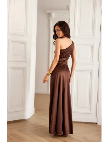 Inez – brązowa satynowa sukienka maxi z asymetrycznym dekoltem | Roco Fashion