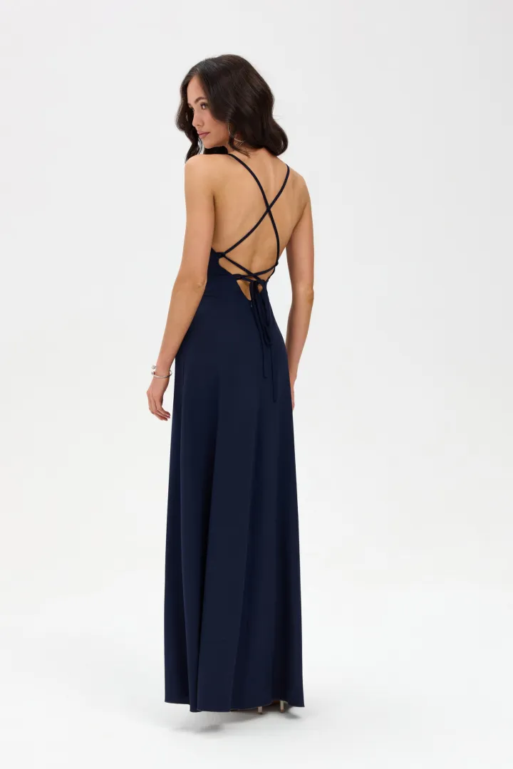 Amara – długa sukienka maxi z odkrytymi plecami i wiązaniem granatowa| Roco Fashion