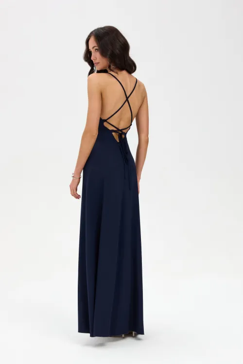 Amara – Maxikleid mit Rückenausschnitt und Bindedetail in Marine| Roco Fashion