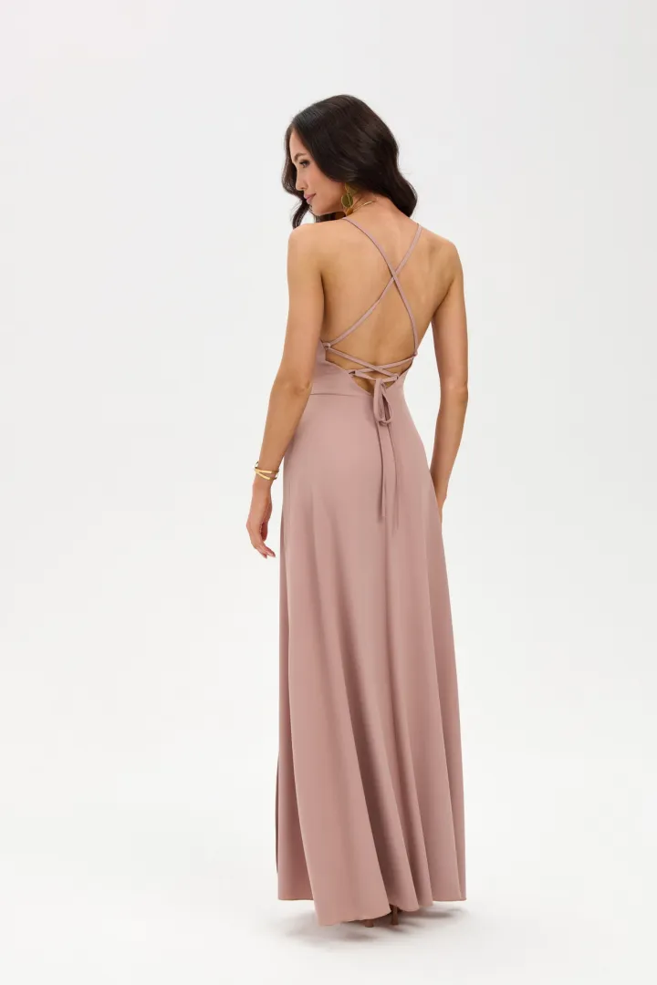 Amara – długa sukienka maxi z odkrytymi plecami i wiązaniem cappuccino | Roco Fashion