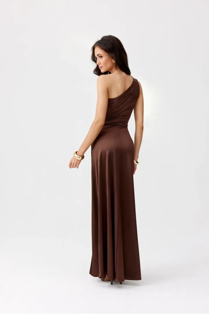 Inez - elegantes One-Shoulder Maxikleid mit Schlitz in Braun