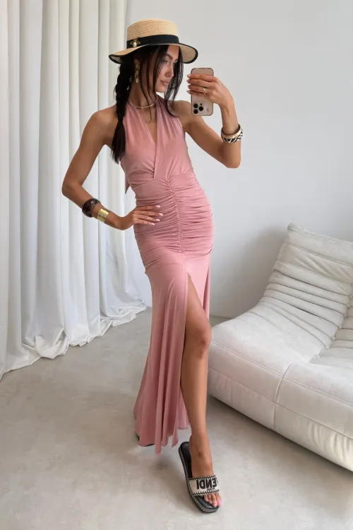 Adeline – Langes Neckholderkleid mit Raffungen in Rosa, Maxikleid mit Rückenausschnitt | Roco Fashion