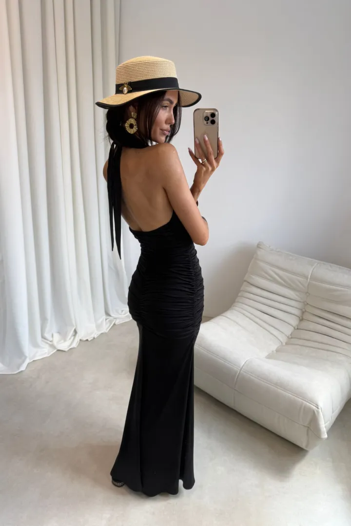 Adeline – długa sukienka halter z marszczeniem czarna, maxi z odkrytymi plecami | Roco Fashion