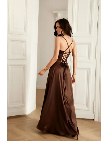 Serena – brązowa satynowa sukienka maxi z gumką w pasie | Roco Fashion