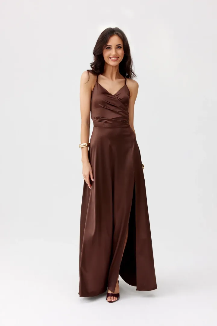 Serena - elegante Maxikleid aus Satin mit Spaghettiträgern, Beinschlitz und Schnürung am Rücken in Braun