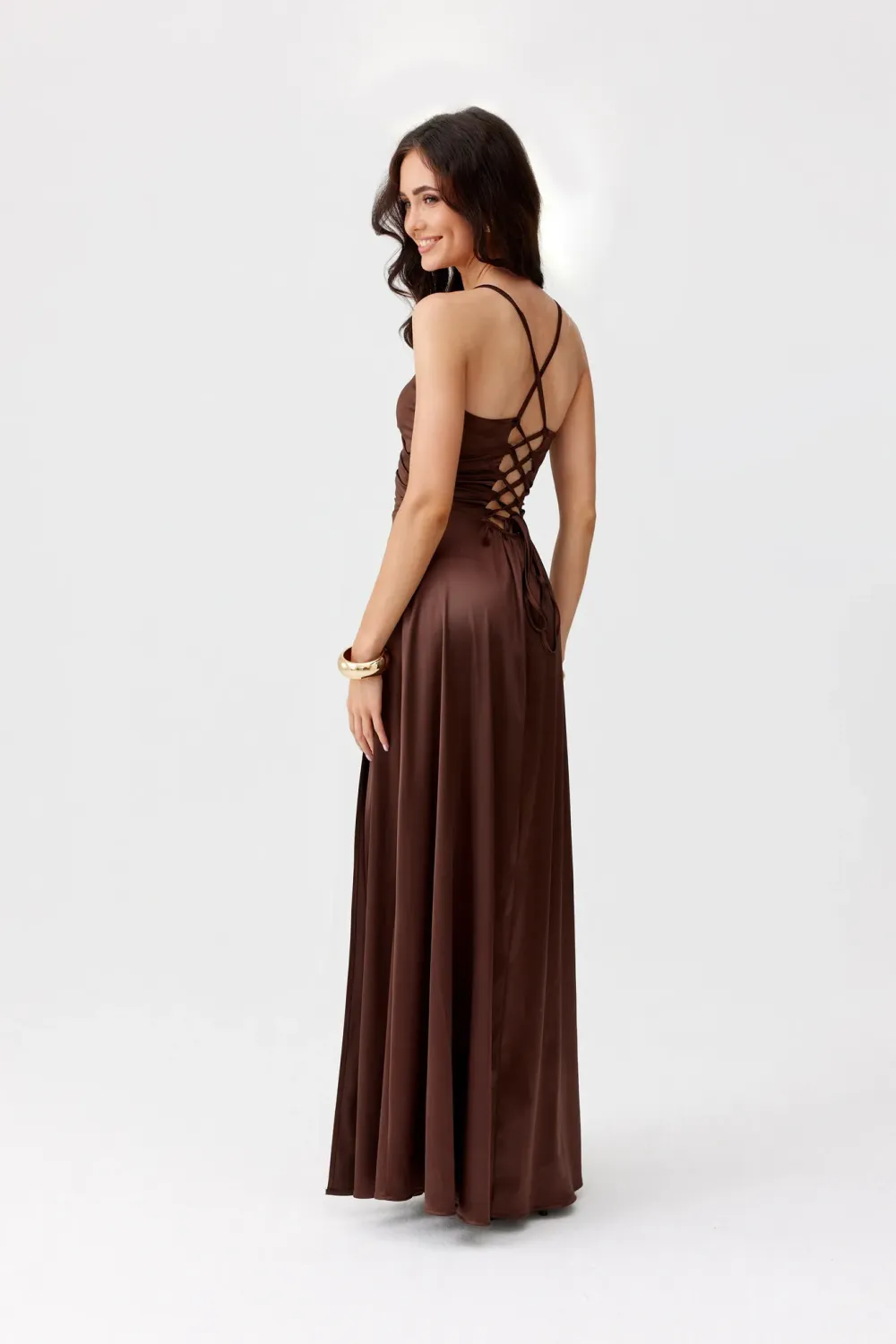 Serena – braunes Satinkleid Maxi mit Taillengummi | Roco Fashion
