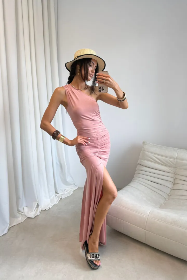 Bellina - różowa sukienka maxi na jedno ramię z marszczeniem i rozcięciem | Roco Fashion