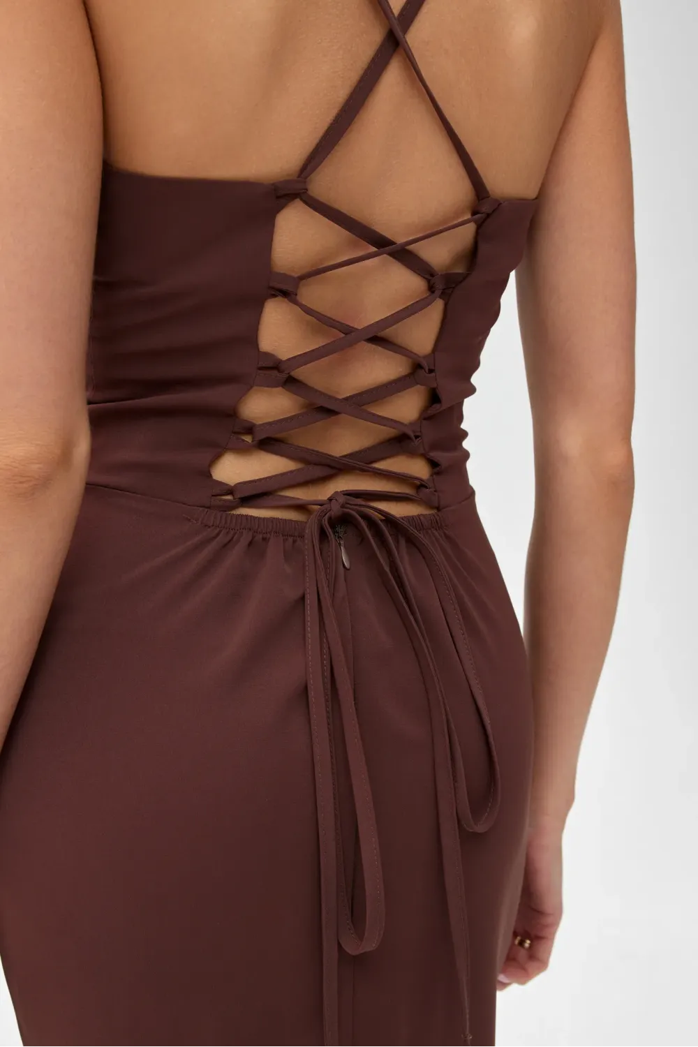 Aria – ciemnobrązowa sukienka midi z wiązaniem na plecach | Roco Fashion Aria – ciemnobrązowa sukienka midi z wiązaniem na plecach | Roco Fashion