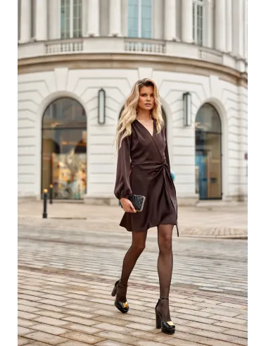 Catlin – ciemnobrązowa satynowa sukienka mini z wiązaniem | Roco Fashion