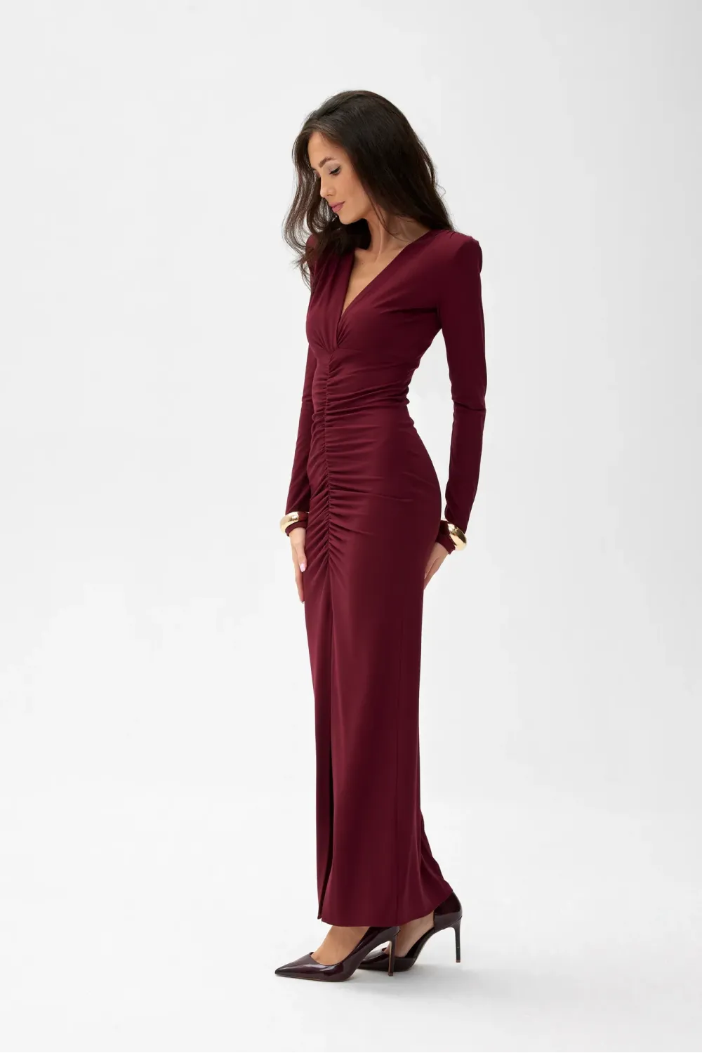 Eloria – burgunderfarbenes Maxikleid mit Raffung und Schlitz | Roco Fashion Eloria – burgunderfarbenes Maxikleid mit Raffung und Schlitz | Roco Fashion