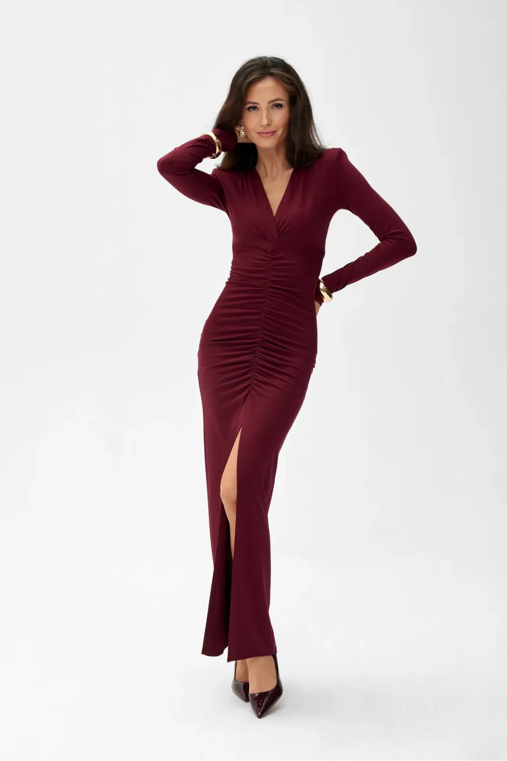 Eloria – burgunderfarbenes Maxikleid mit Raffung und Schlitz | Roco Fashion Eloria – burgunderfarbenes Maxikleid mit Raffung und Schlitz | Roco Fashion