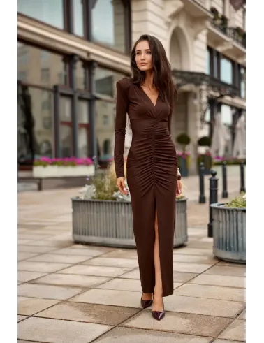 Eloria – brązowa długa sukienka z marszczeniem i rozcięciem | Roco Fashion