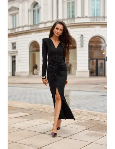 Eloria – czarna długa sukienka z marszczeniem i rozcięciem | Roco Fashion