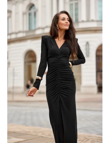 Eloria – czarna długa sukienka z marszczeniem i rozcięciem | Roco Fashion