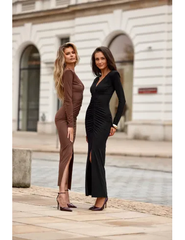 Eloria – czarna długa sukienka z marszczeniem i rozcięciem | Roco Fashion