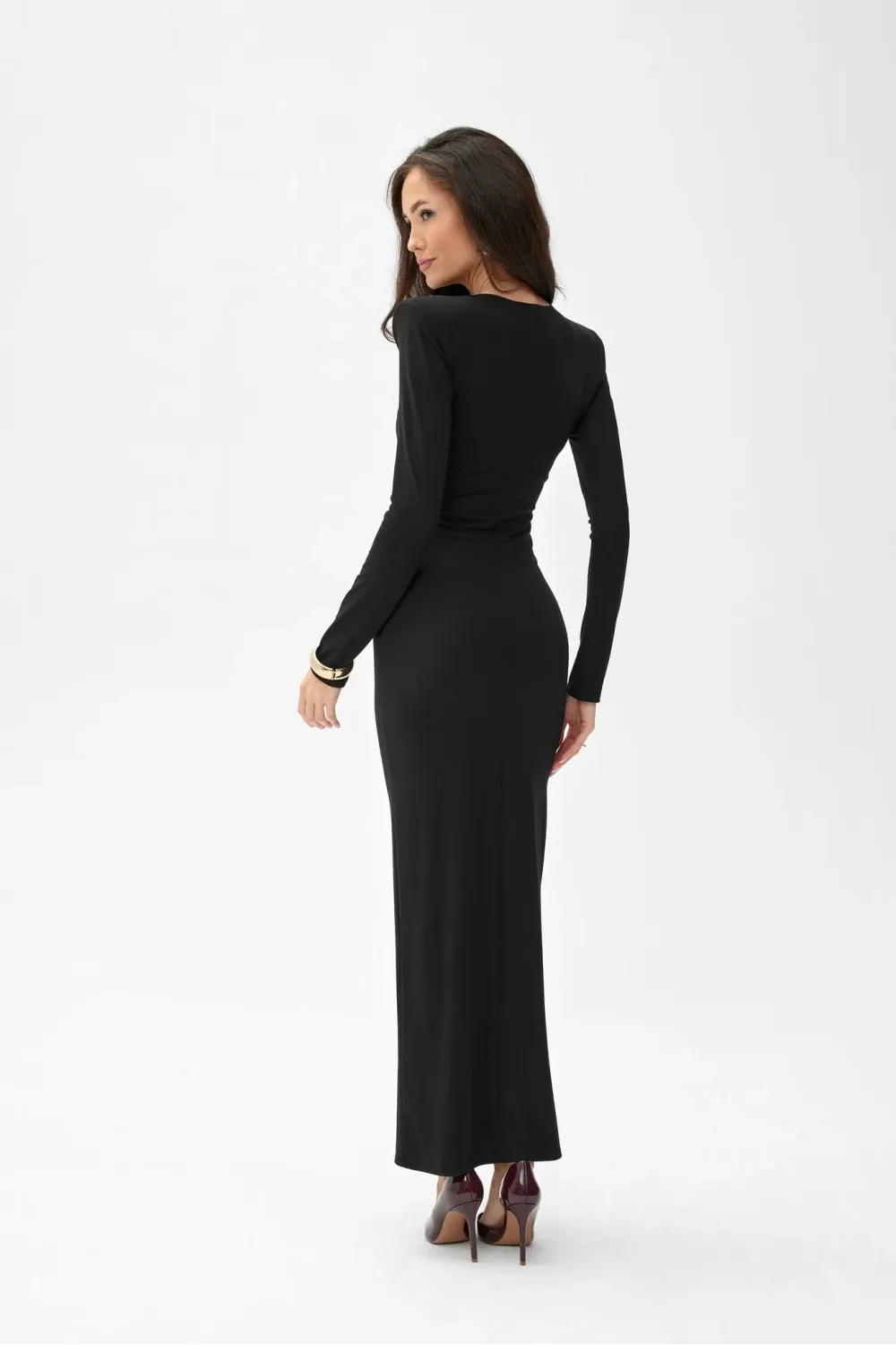 Eloria – czarna długa sukienka z marszczeniem i rozcięciem | Roco Fashion