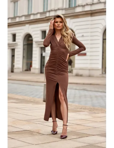 Eloria – jasno­brązowa długa sukienka z marszczeniem i rozcięciem | Roco Fashion