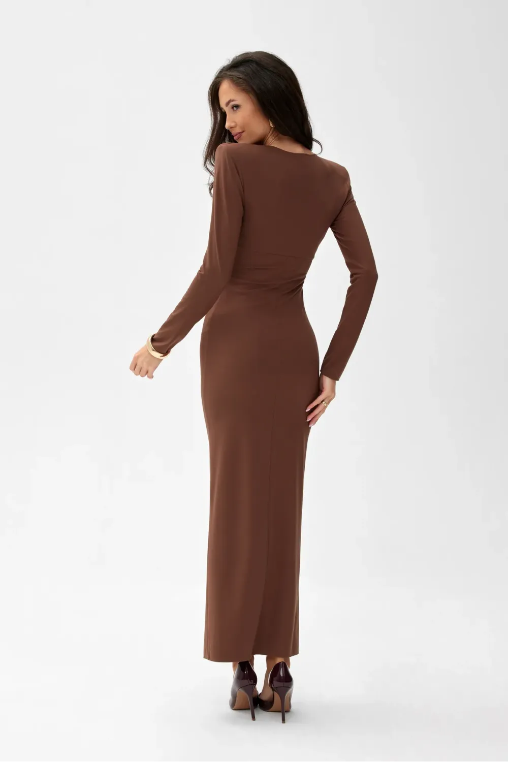 Eloria – hellbraunes Maxikleid mit Raffung und Schlitz | Roco Fashion