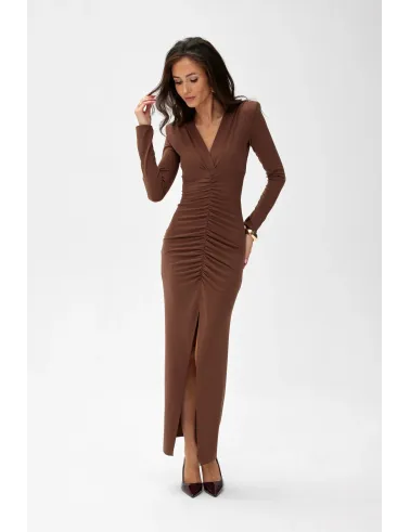 Eloria – hellbraunes Maxikleid mit Raffung und Schlitz | Roco Fashion