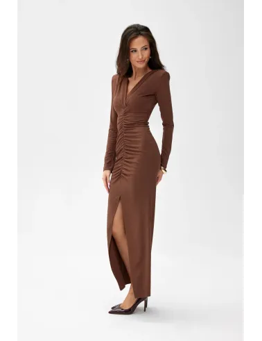 Eloria – hellbraunes Maxikleid mit Raffung und Schlitz | Roco Fashion