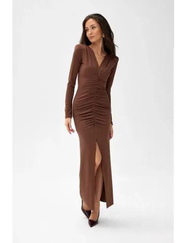 Eloria – hellbraunes Maxikleid mit Raffung und Schlitz | Roco Fashion