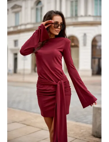 Nevira – bordowa mini sukienka z drapowaniem i wiązaniem | Roco Fashion