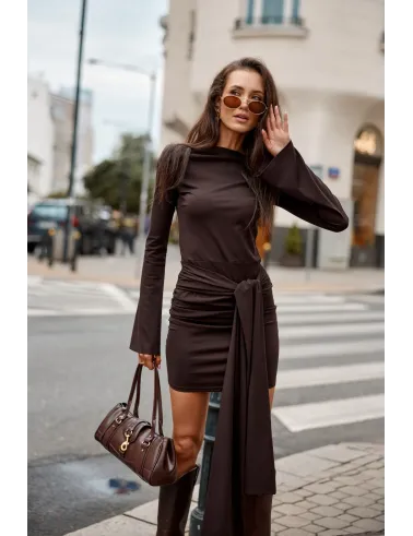 Nevira – dunkelbraunes Minikleid mit Drapierung und Bindeschleife | Roco Fashion