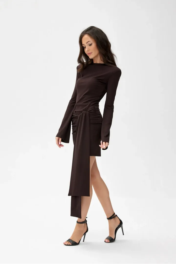 Nevira – dunkelbraunes Minikleid mit Drapierung und Bindeschleife