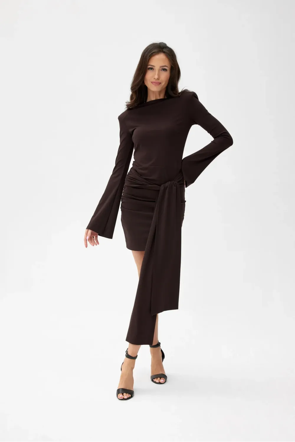 Nevira – ciemnobrązowa sukienka mini z drapowaniem i wiązaniem | Roco Fashion