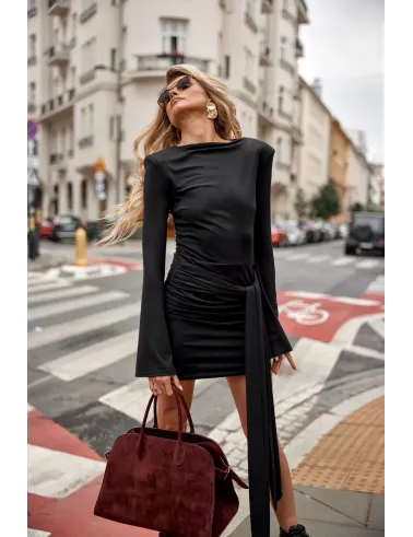 Nevira – czarna sukienka mini z drapowaniem i wiązaniem | Roco Fashion
