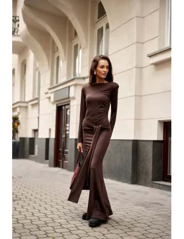 Serenya – ciemnobrązowa długa sukienka z wycięciem na plecach | Roco Fashion