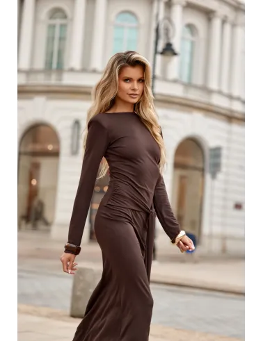 Serenya – ciemnobrązowa długa sukienka z wycięciem na plecach | Roco Fashion