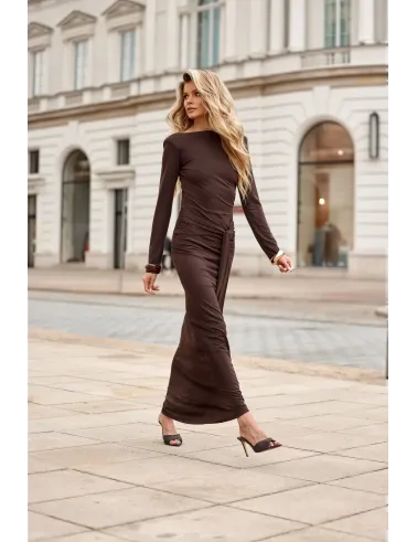 Serenya – ciemnobrązowa długa sukienka z wycięciem na plecach | Roco Fashion